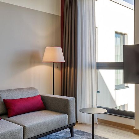 Intercityhotel Berlin Airport Ber Terminal 1 & 2 쇼네펠드 외부 사진 The interior of a room at the hotel