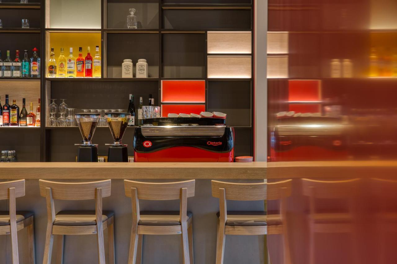 Intercityhotel Berlin Airport Ber Terminal 1 & 2 쇼네펠드 외부 사진 The bar of the hotel