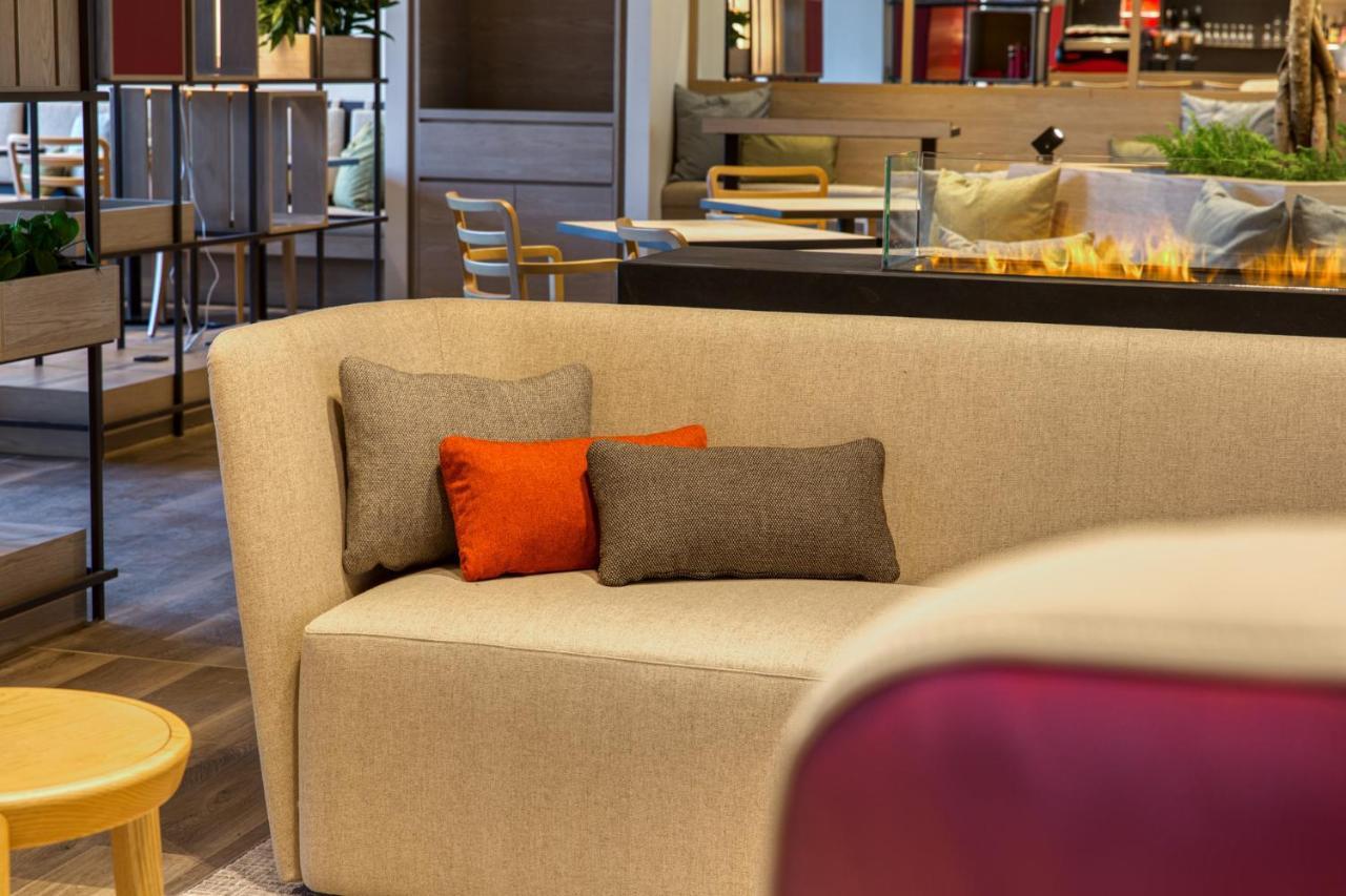 Intercityhotel Berlin Airport Ber Terminal 1 & 2 쇼네펠드 외부 사진 "The sofa is a sofa"