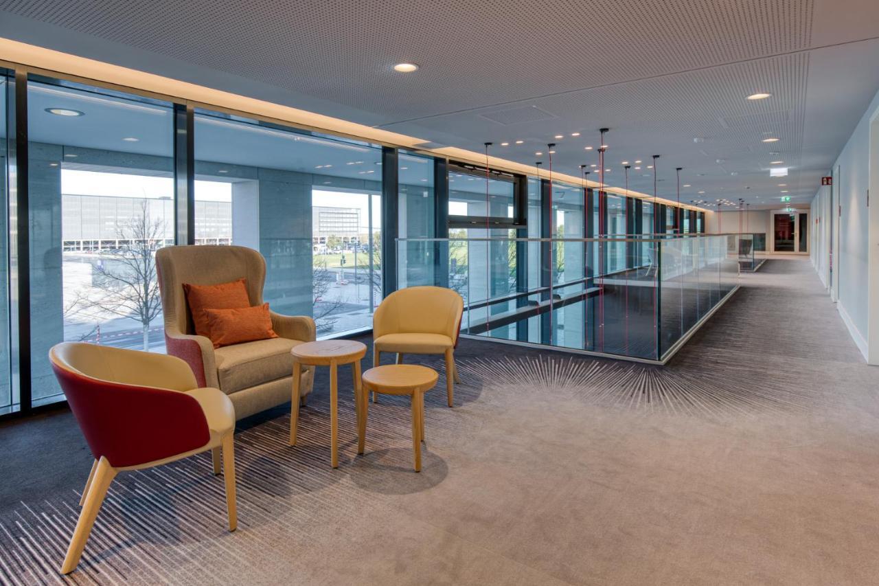 Intercityhotel Berlin Airport Ber Terminal 1 & 2 쇼네펠드 외부 사진 The interior of the building
