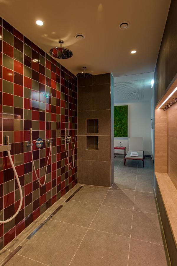 Intercityhotel Berlin Airport Ber Terminal 1 & 2 쇼네펠드 외부 사진 Shower room