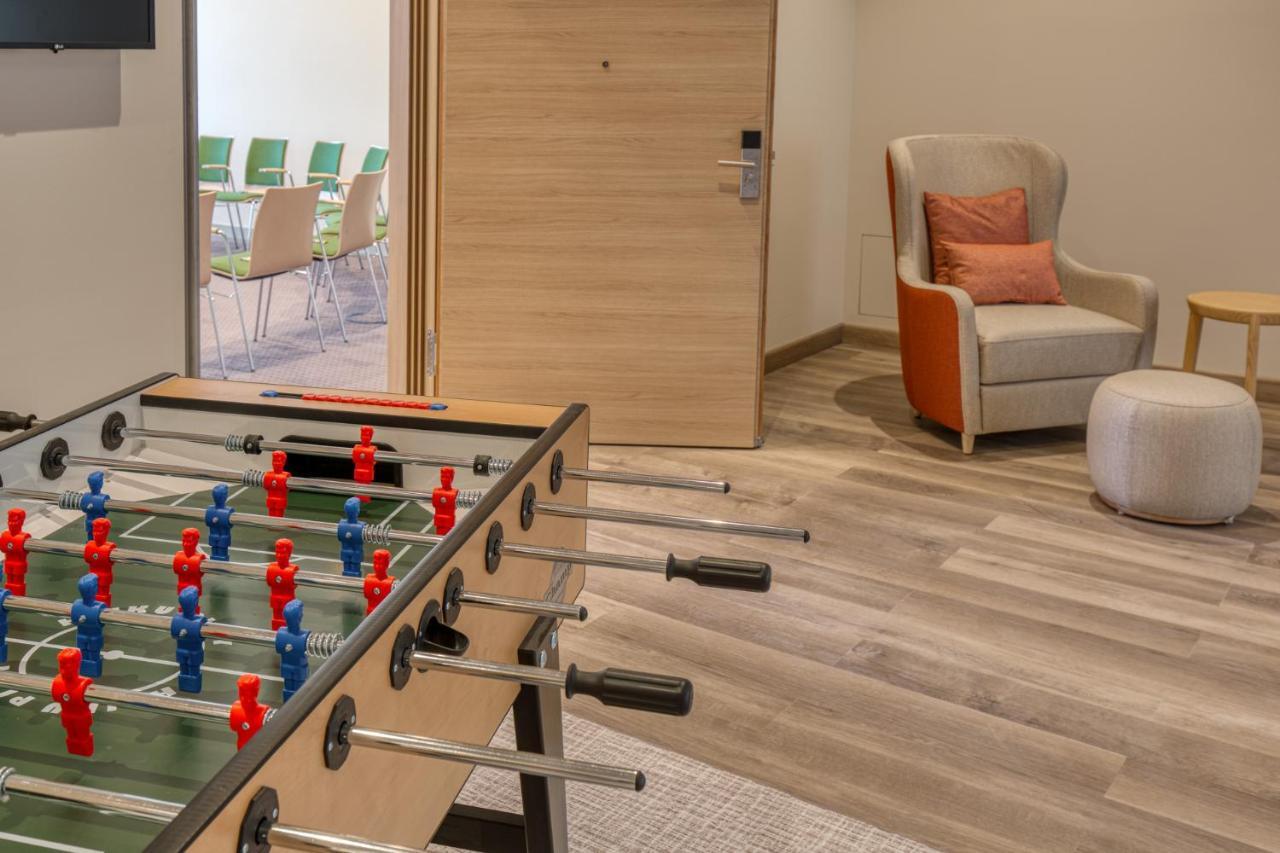 Intercityhotel Berlin Airport Ber Terminal 1 & 2 쇼네펠드 외부 사진 The table football table in the room