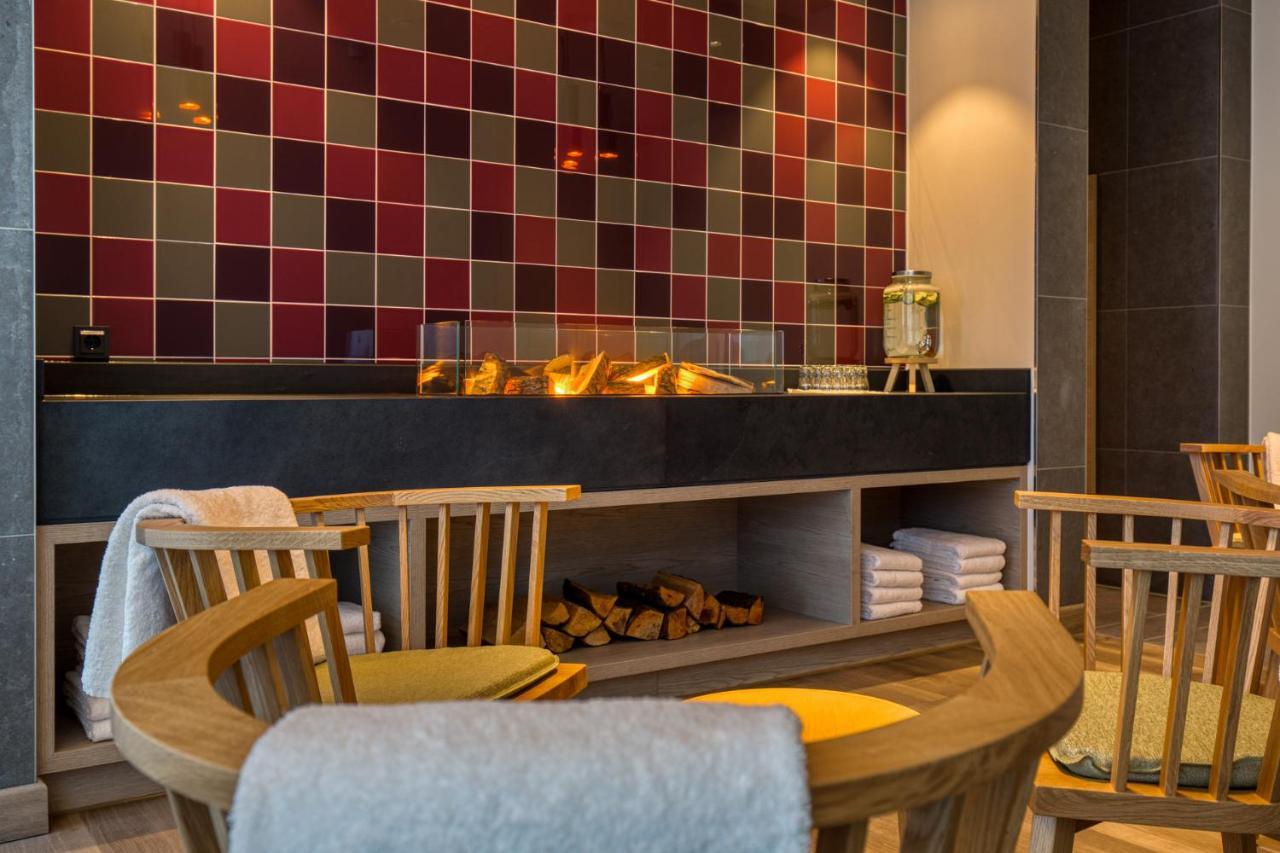 Intercityhotel Berlin Airport Ber Terminal 1 & 2 쇼네펠드 외부 사진 "The fireplace is a highlight of the spa."