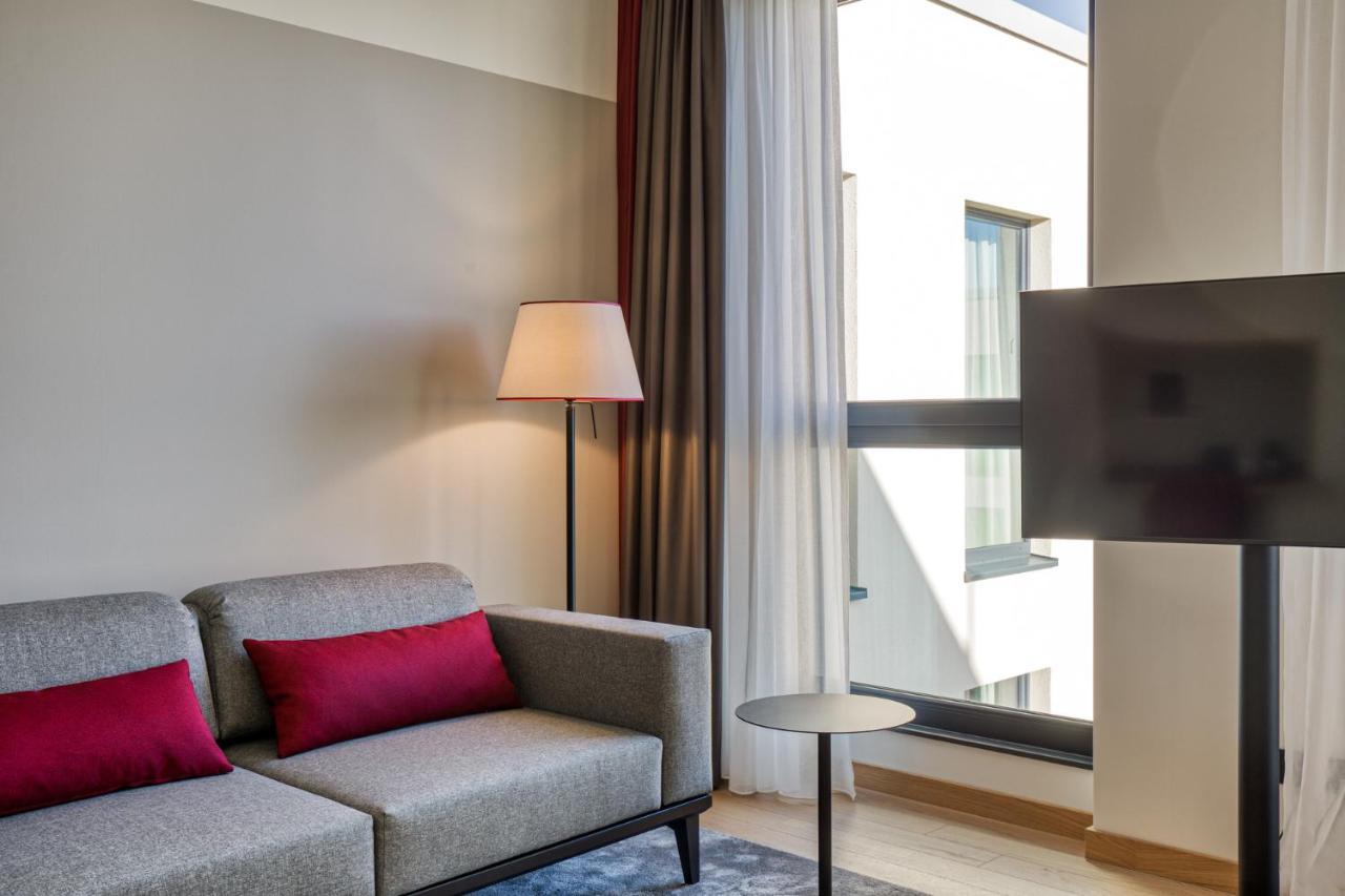Intercityhotel Berlin Airport Ber Terminal 1 & 2 쇼네펠드 외부 사진 The interior of a room at the hotel